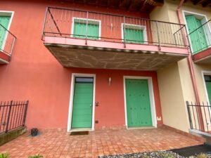 Porzione centrale di casa a schiera con giardino privato a Brandico