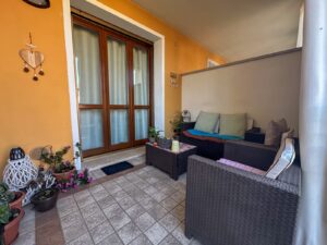 Trilocale con giardino privato e ampio portico a Dello